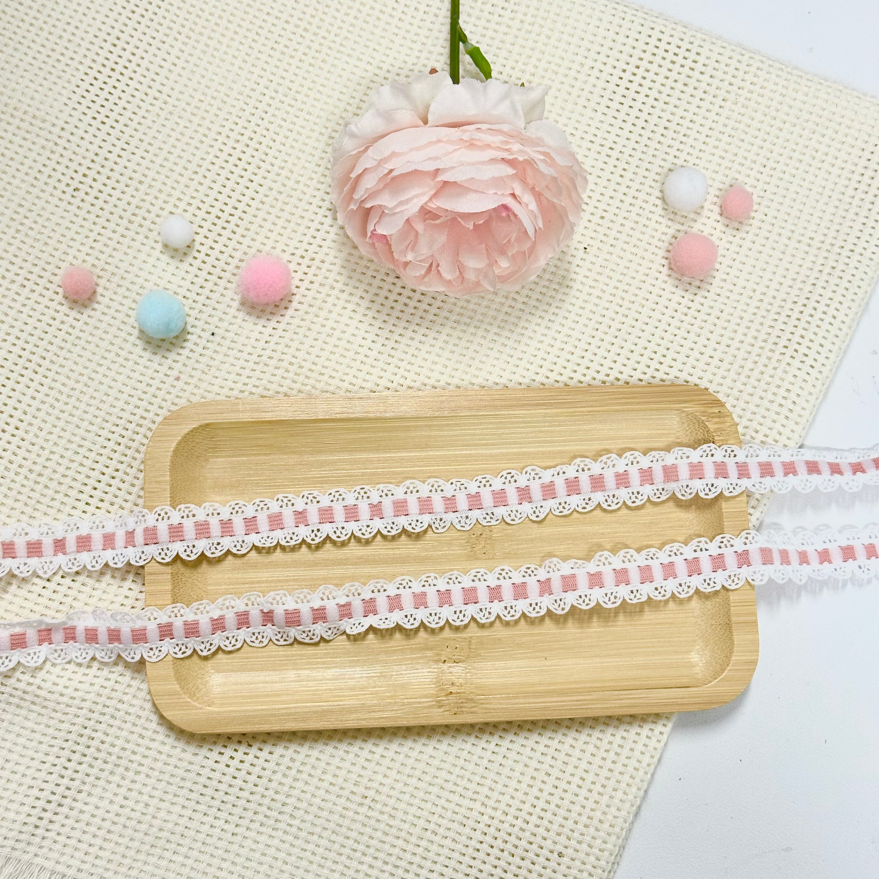 Ruban de dentelle de 100 cm : rose poudré et blanc Ruban de dentelle de 100 cm : rose poudré et blanc