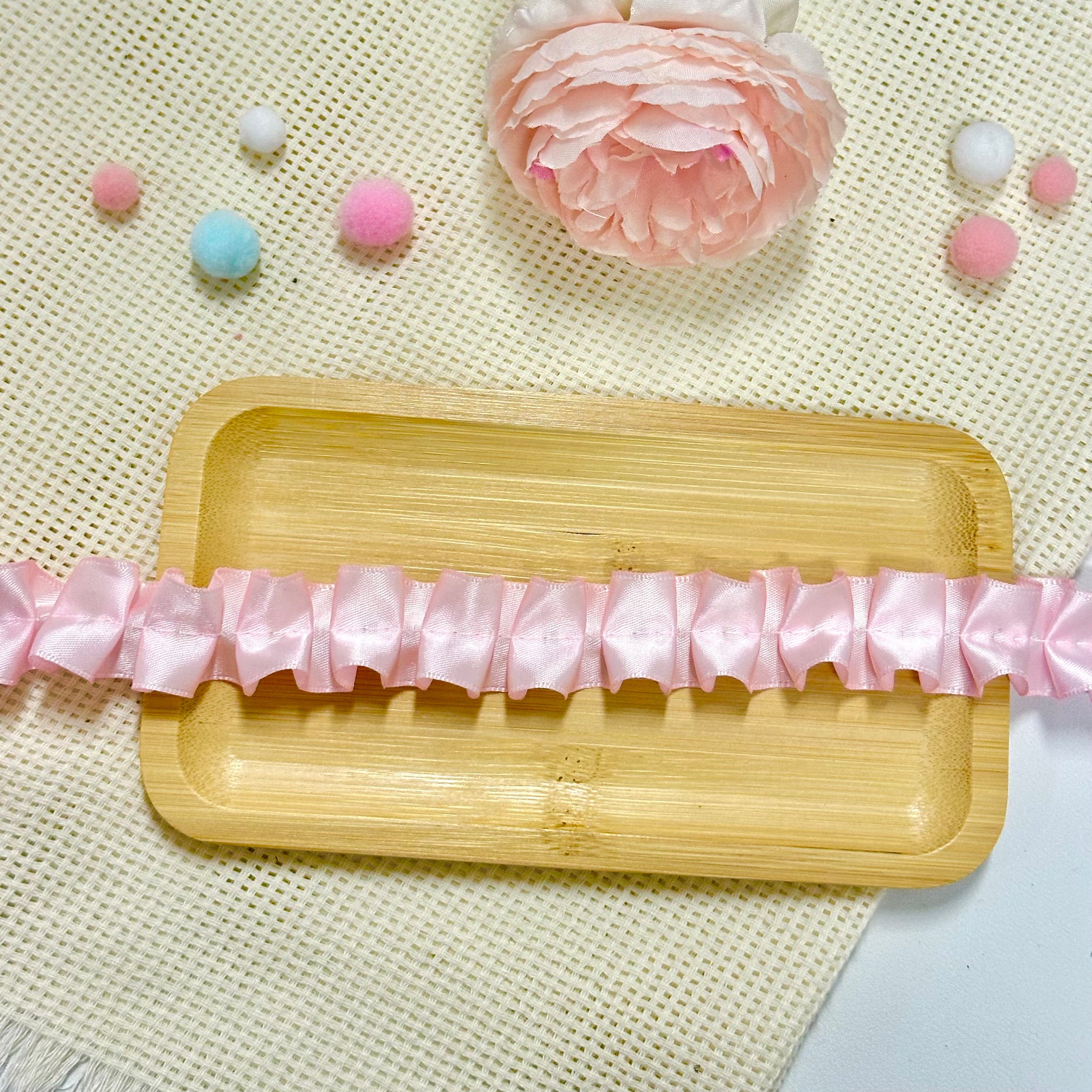 Ruban de satin froncé de 100 cm : rose pâle Ruban de satin froncé de 100 cm : rose pâle