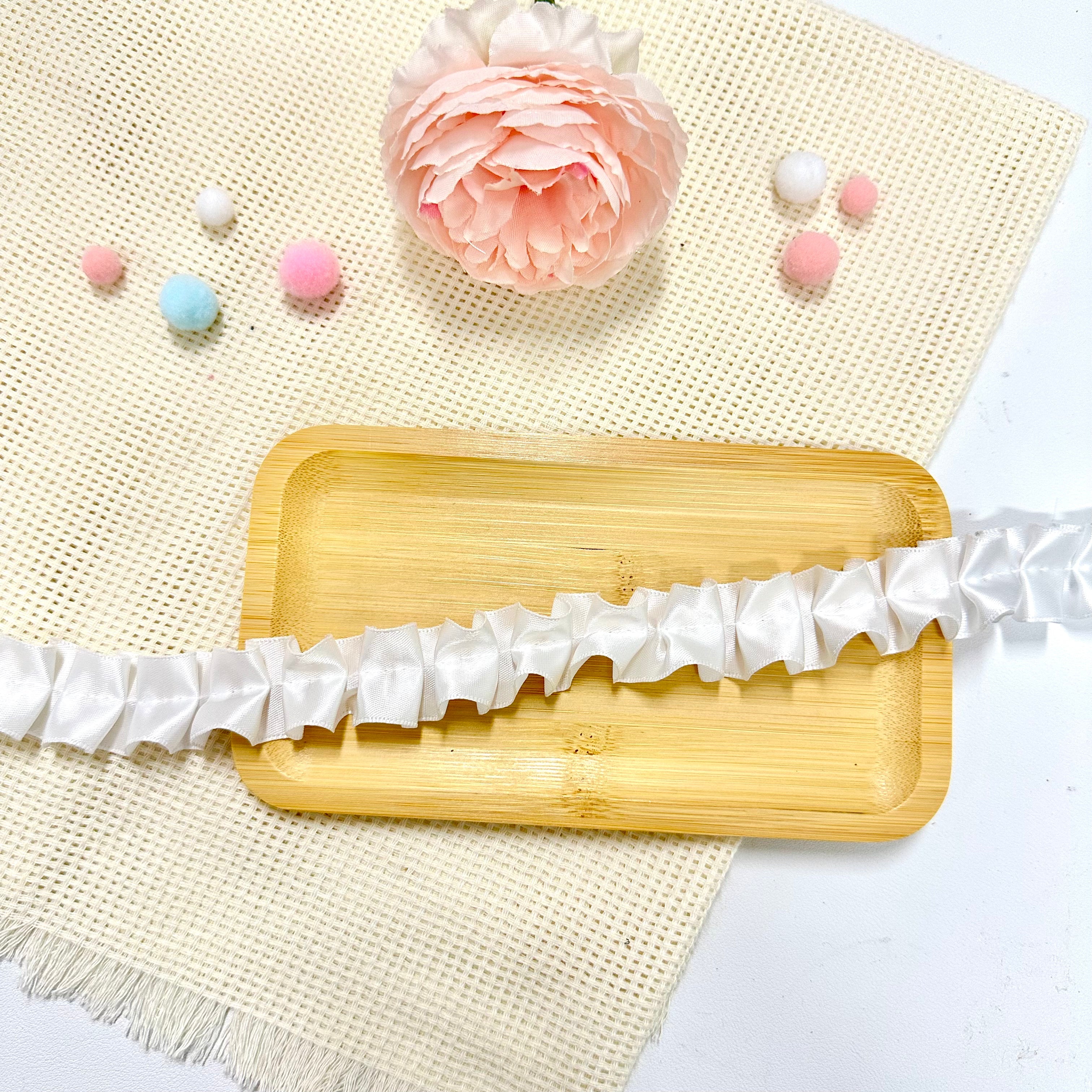Ruban de satin froncé de 100 cm : blanc Ruban de satin froncé de 100 cm : blanc