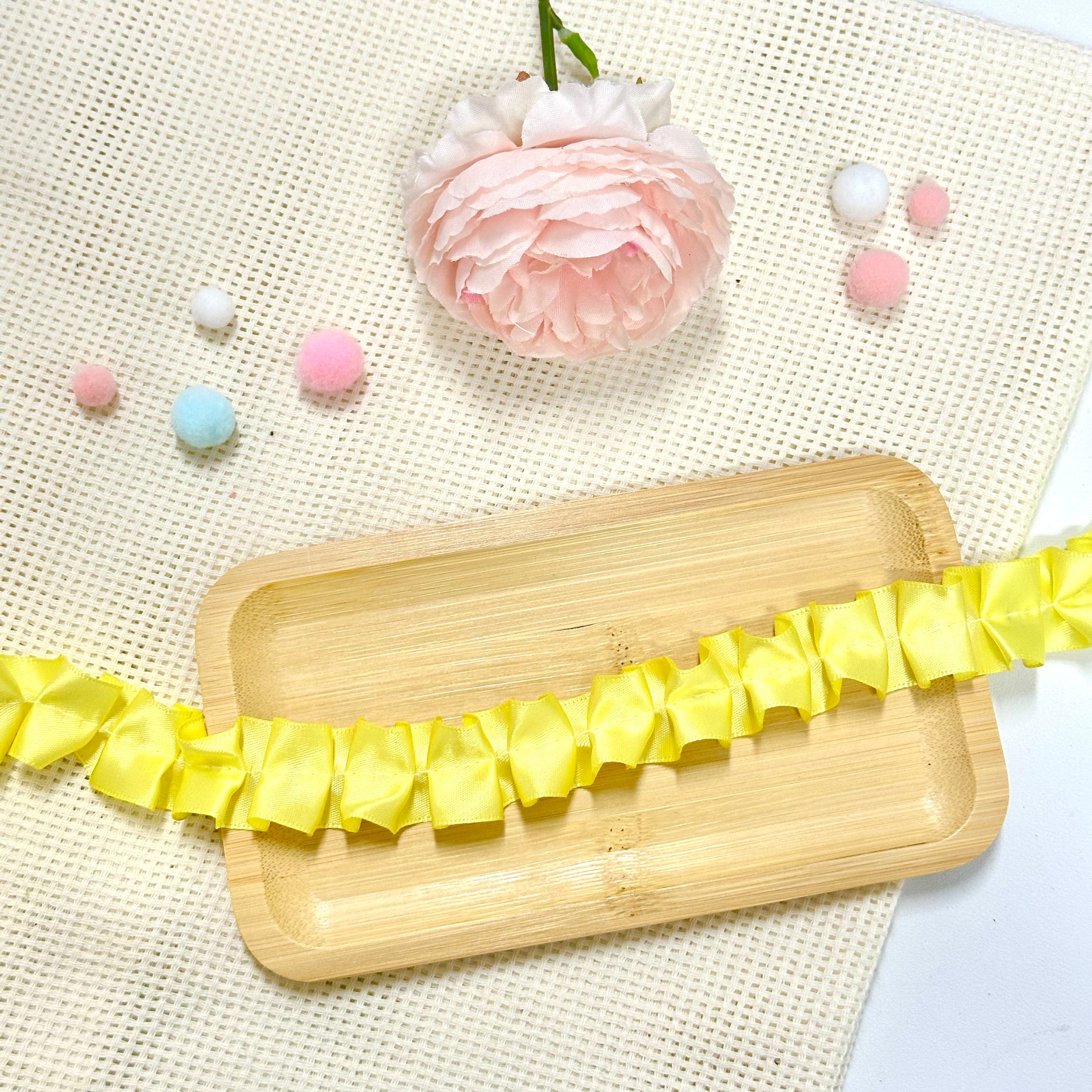 Ruban de satin froncé de 100 cm : jaune Ruban de satin froncé de 100 cm : jaune