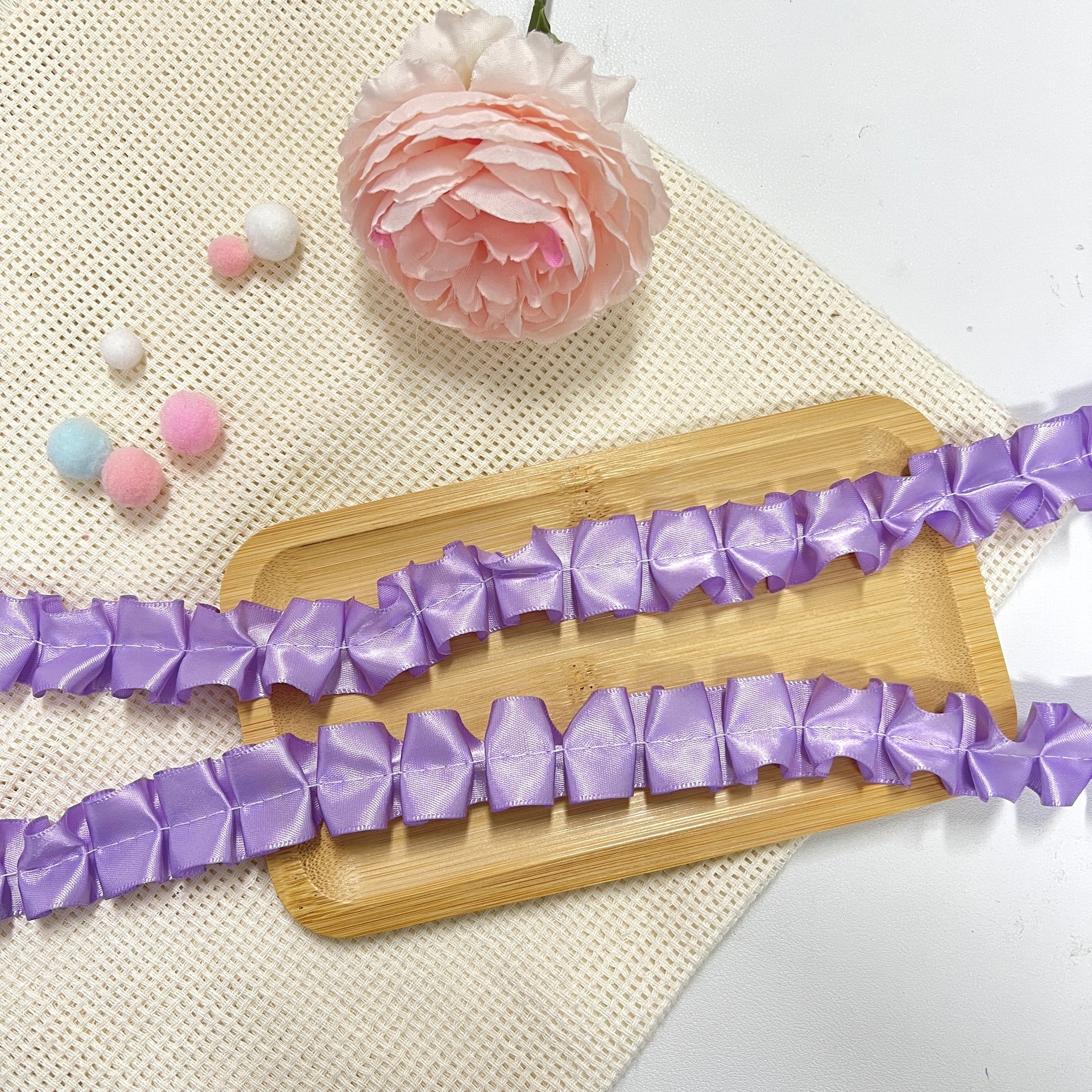 Ruban de satin froncé de 100 cm : violet Ruban de satin froncé de 100 cm : violet