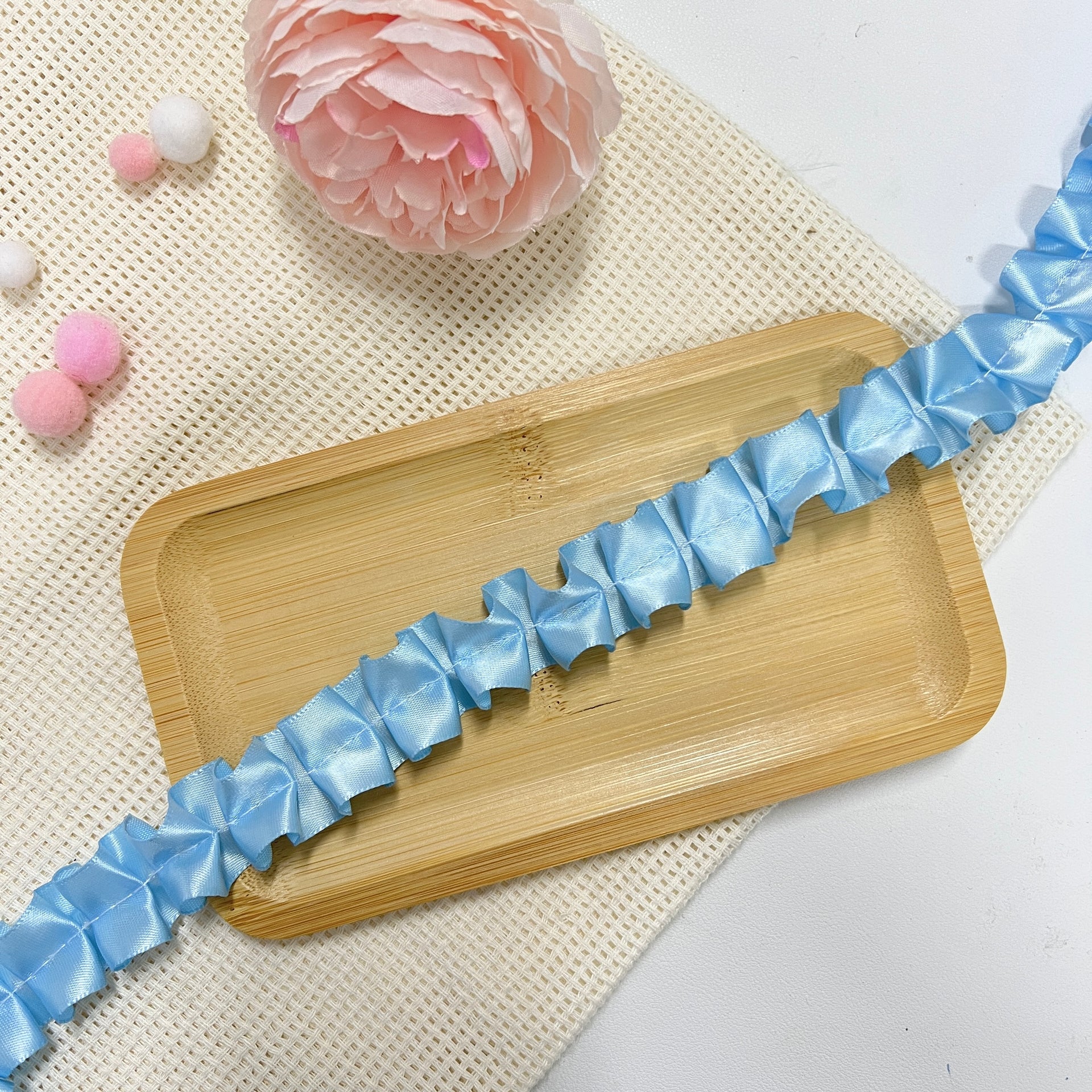Ruban de satin froncé de 100 cm : bleu ciel Ruban de satin froncé de 100 cm : bleu ciel